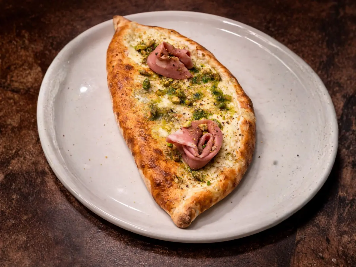 Calzone de mortadela y pistacho